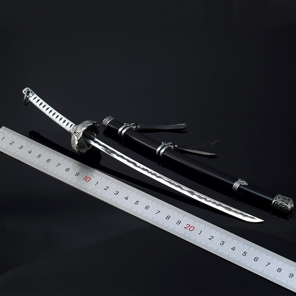 Azuiblc　隻狼/セキロ 楔丸 直刃の刀 不死斬り 黒の不死斬り 片鎌十文字槍　26cm　 剣聖 葦名一心　武器　工芸品　ミニチュア　1/6スケール　ダイキャスト製　おもちゃ　武器レプリカ　卓上装備品　イベント　武器モデル　塗装済み可動フィギュア - Azuiblc